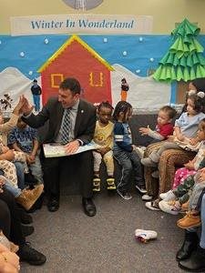 Councilman Dinowitz reading to Children