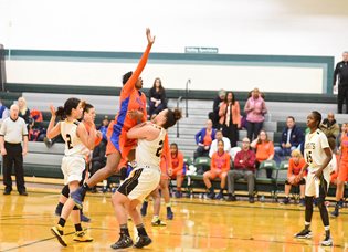 Hostos women’s basketball team,Caimans, wrapped up its historic season this weekend, finishing 5th in the nation at the National Junior College Athletic Association Tournament.